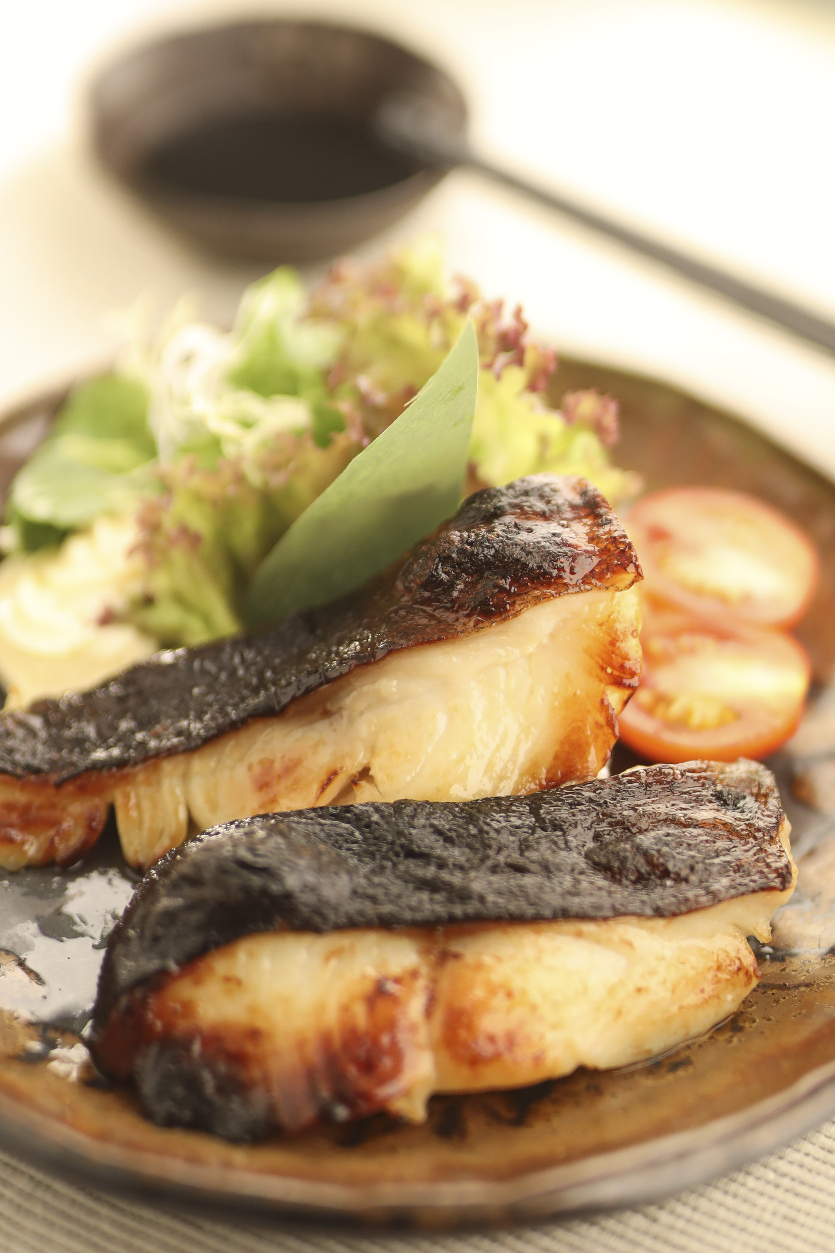 「一休(居食屋)日本料理」 - 銀鱈魚西京燒用上西京面豉將銀鱈魚醃製兩天，再以高溫烤至金黃色，不但入口嫩滑，更滲透濃濃面豉香味，只吃一口便齒頰留香。